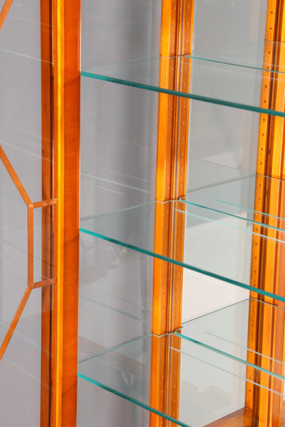 Wunderschöne Englische Vitrine der Marke Heldense Eibe Bücherschrank Glasvitrine mit Beleuchtung Antik Vintage