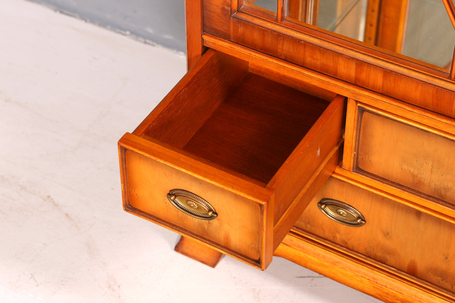 Wunderschöne Englische Vitrine der Marke Heldense Eibe Bücherschrank Glasvitrine mit Beleuchtung Antik Vintage