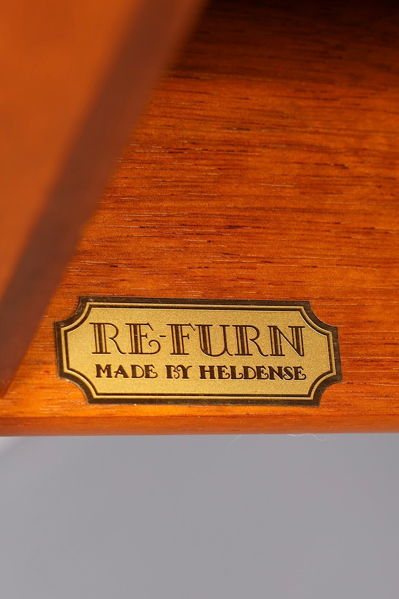 Wunderschöne Englische Vitrine der Marke Heldense Eibe Bücherschrank Glasvitrine mit Beleuchtung Antik Vintage