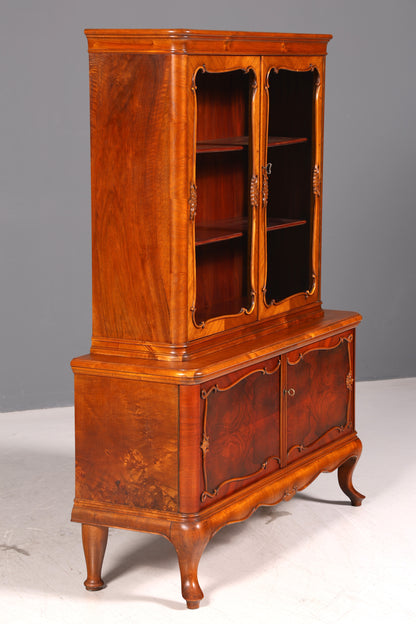 Wunderschöne Chippendale Vitrine im Barock Stil Nussbaum Bücherschrank Glasvitrine Buffet Antik Vintage