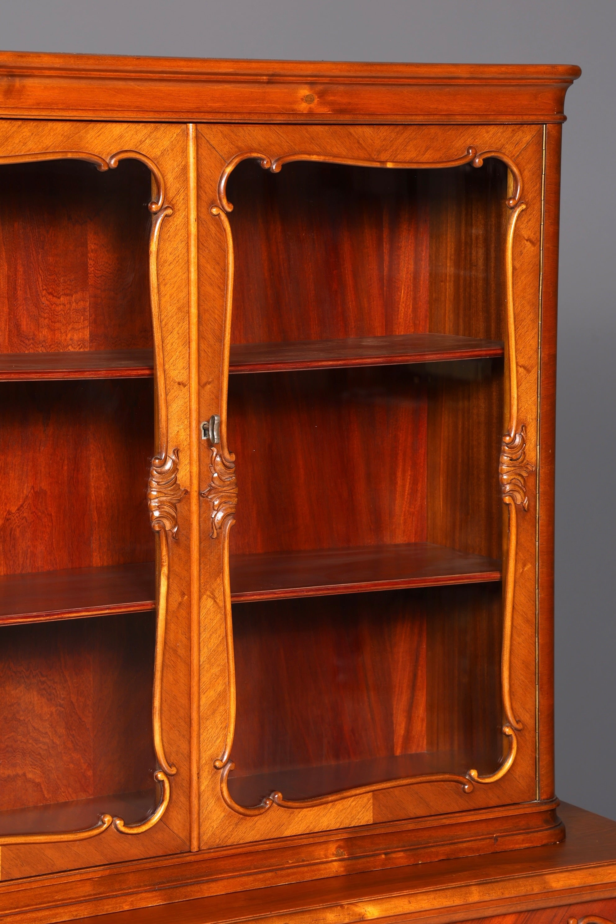 Wunderschöne Chippendale Vitrine im Barock Stil Nussbaum Bücherschrank Glasvitrine Buffet Antik Vintage