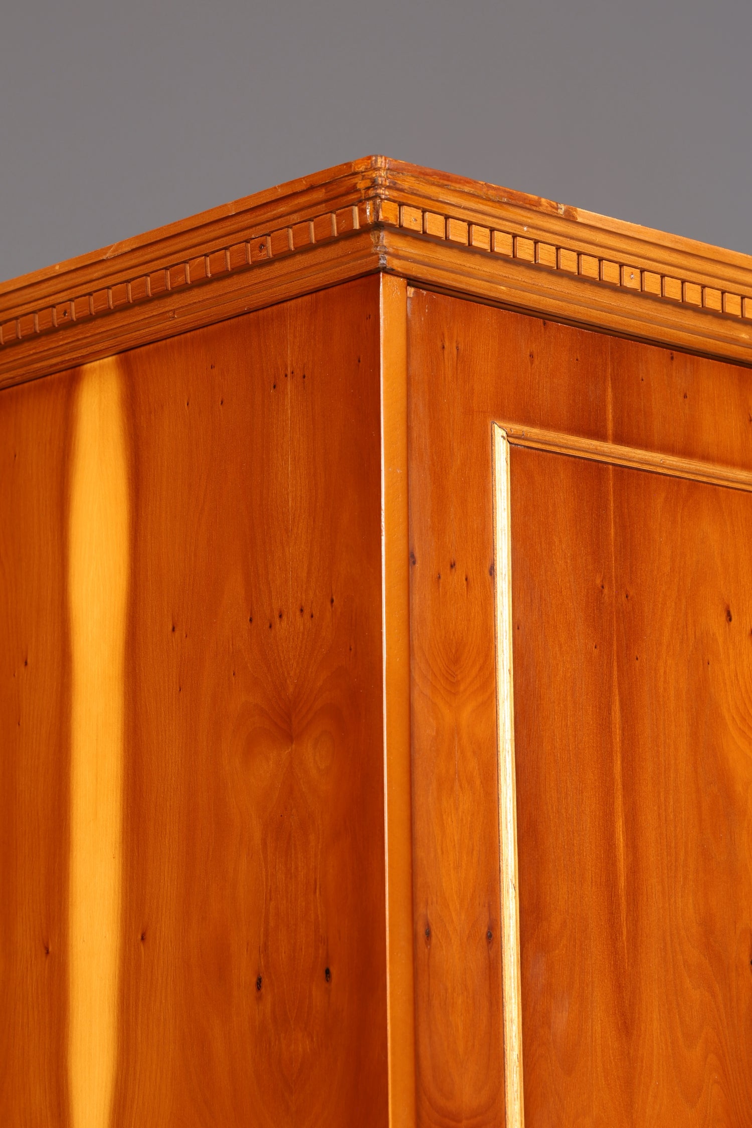 Wunderschöner Englischer Kleiderschrank Dielenschrank Wäscheschrank Schrank Antik Massivholz Vintage