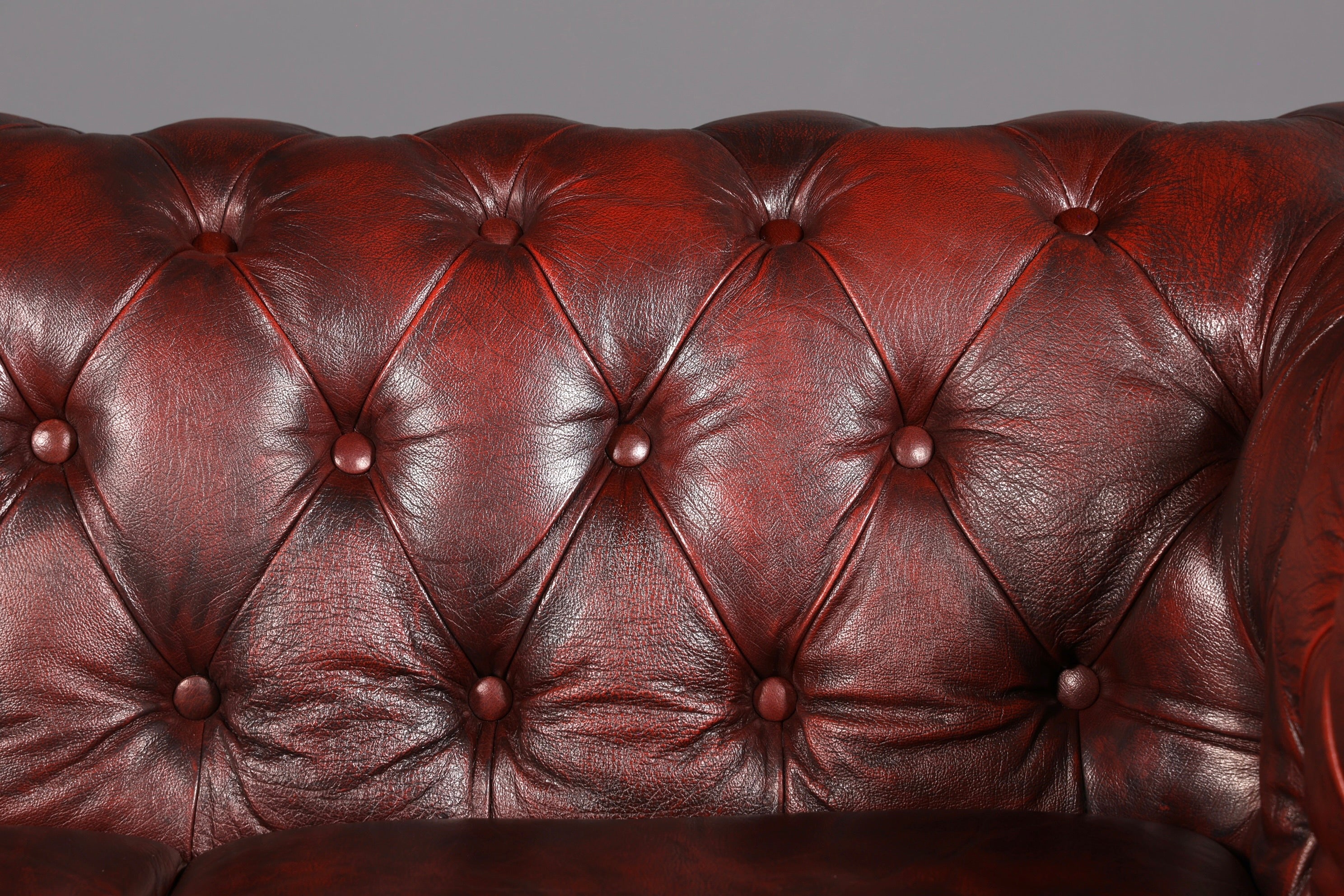 G074 Finish Wunderschönes Original Chesterfield 2er Sofa Englisch Oxblood Leder 2- Sitzer Couch