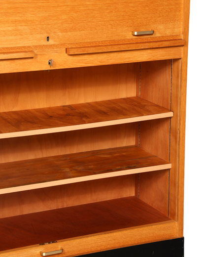 Hauptstadt Möblerei Rollladenschrank aus massivem Holz im Bauhaus Stil mit höhenverstellbaren Regalböden
