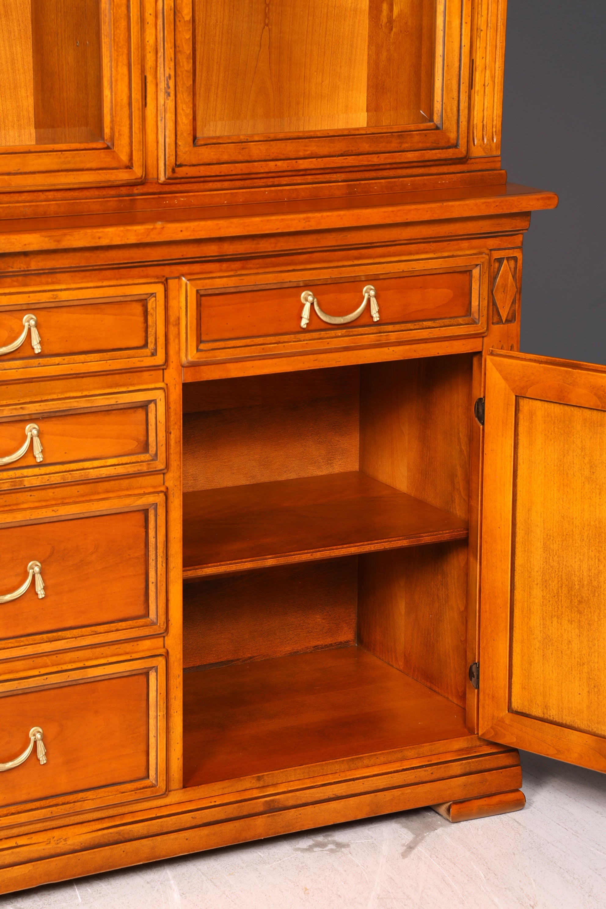 Wunderschöne Original Selva Vitrine Villa Borghese massiv Holz Buffet Schrank Bibliothek
