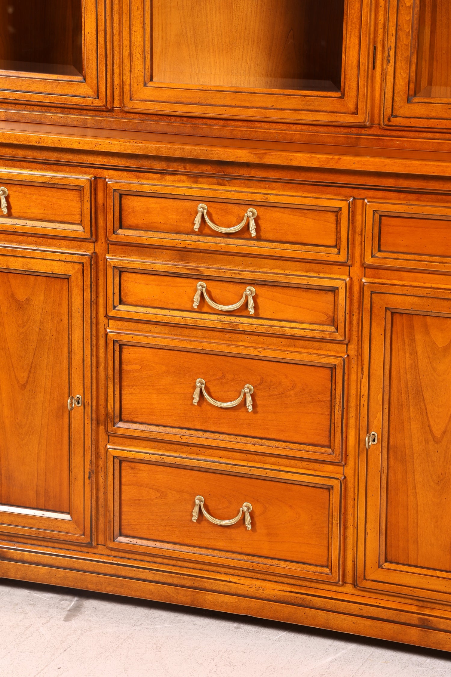 Wunderschöne Original Selva Vitrine Villa Borghese massiv Holz Buffet Schrank Bibliothek
