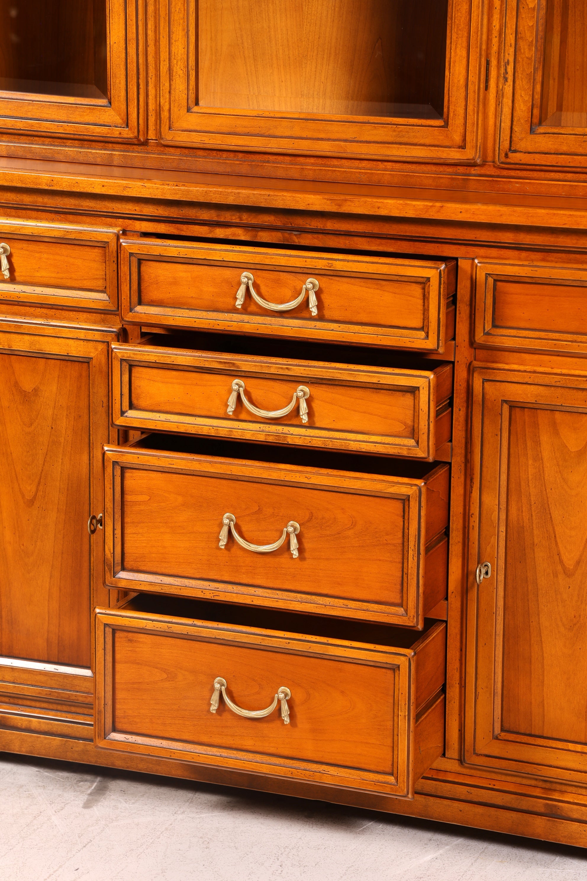 Wunderschöne Original Selva Vitrine Villa Borghese massiv Holz Buffet Schrank Bibliothek