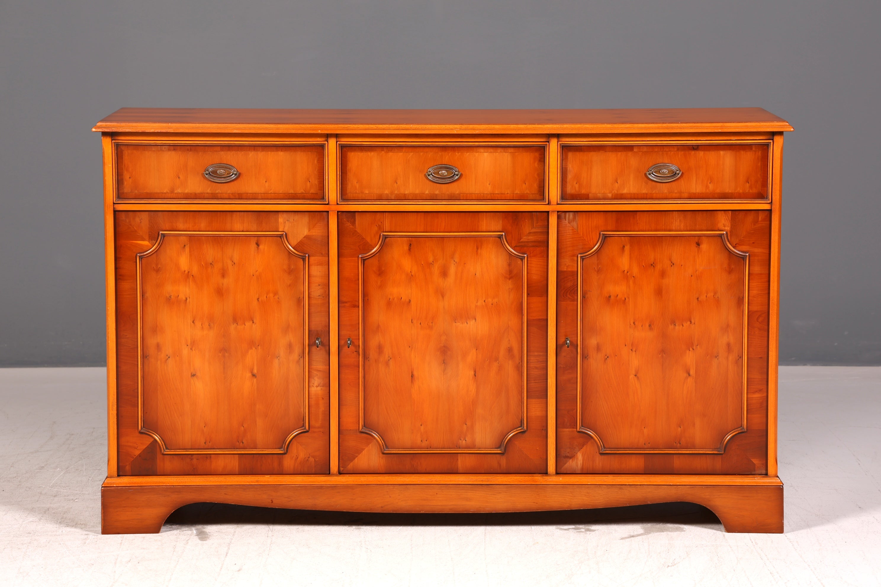 Traumhaftes Englisches Sideboard Original Heldense Eibe Buffet Schrank Anrichte