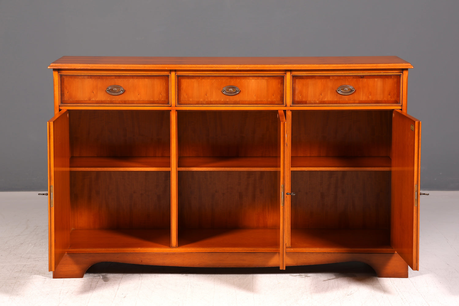 Traumhaftes Englisches Sideboard Original Heldense Eibe Buffet Schrank Anrichte