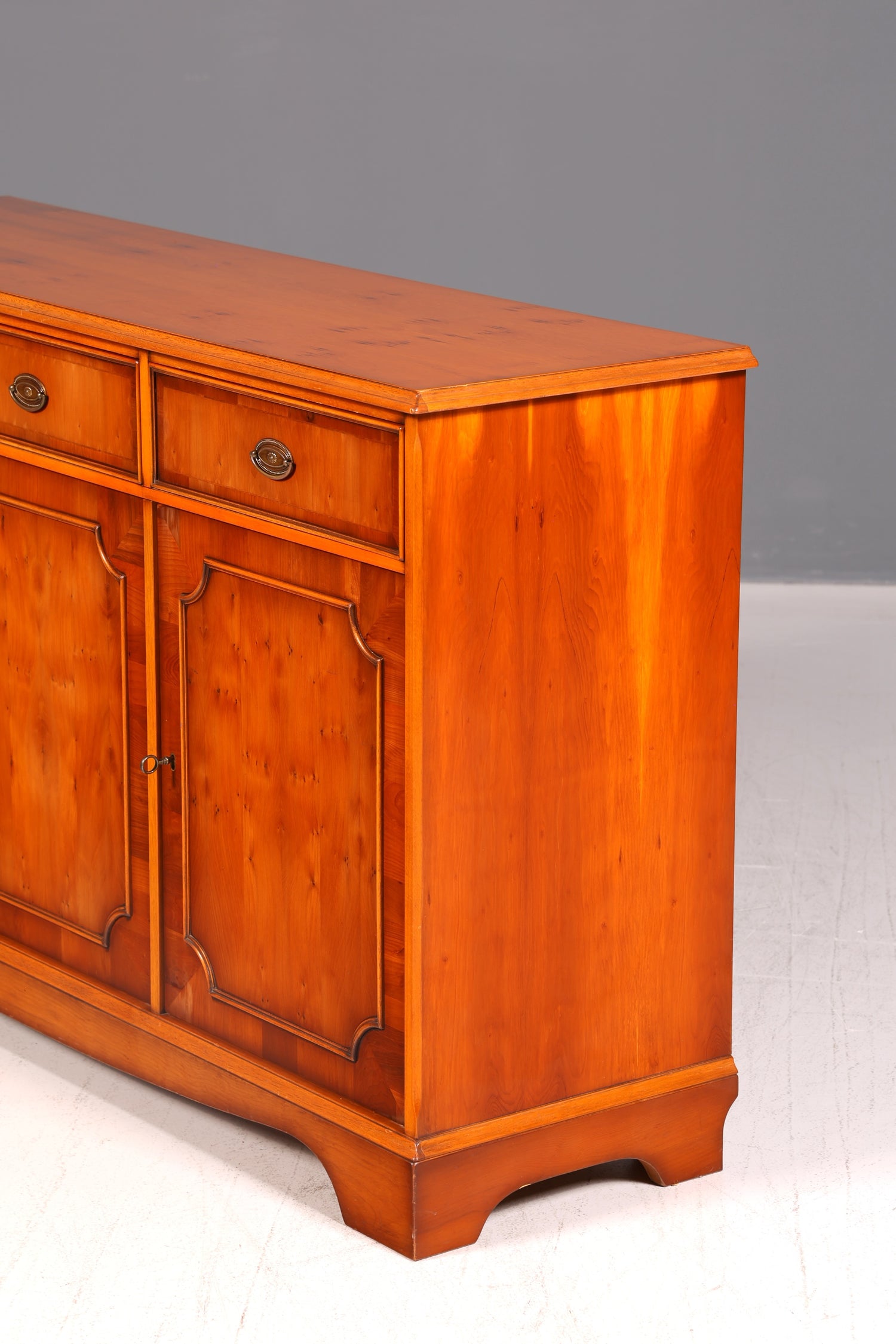 Traumhaftes Englisches Sideboard Original Heldense Eibe Buffet Schrank Anrichte