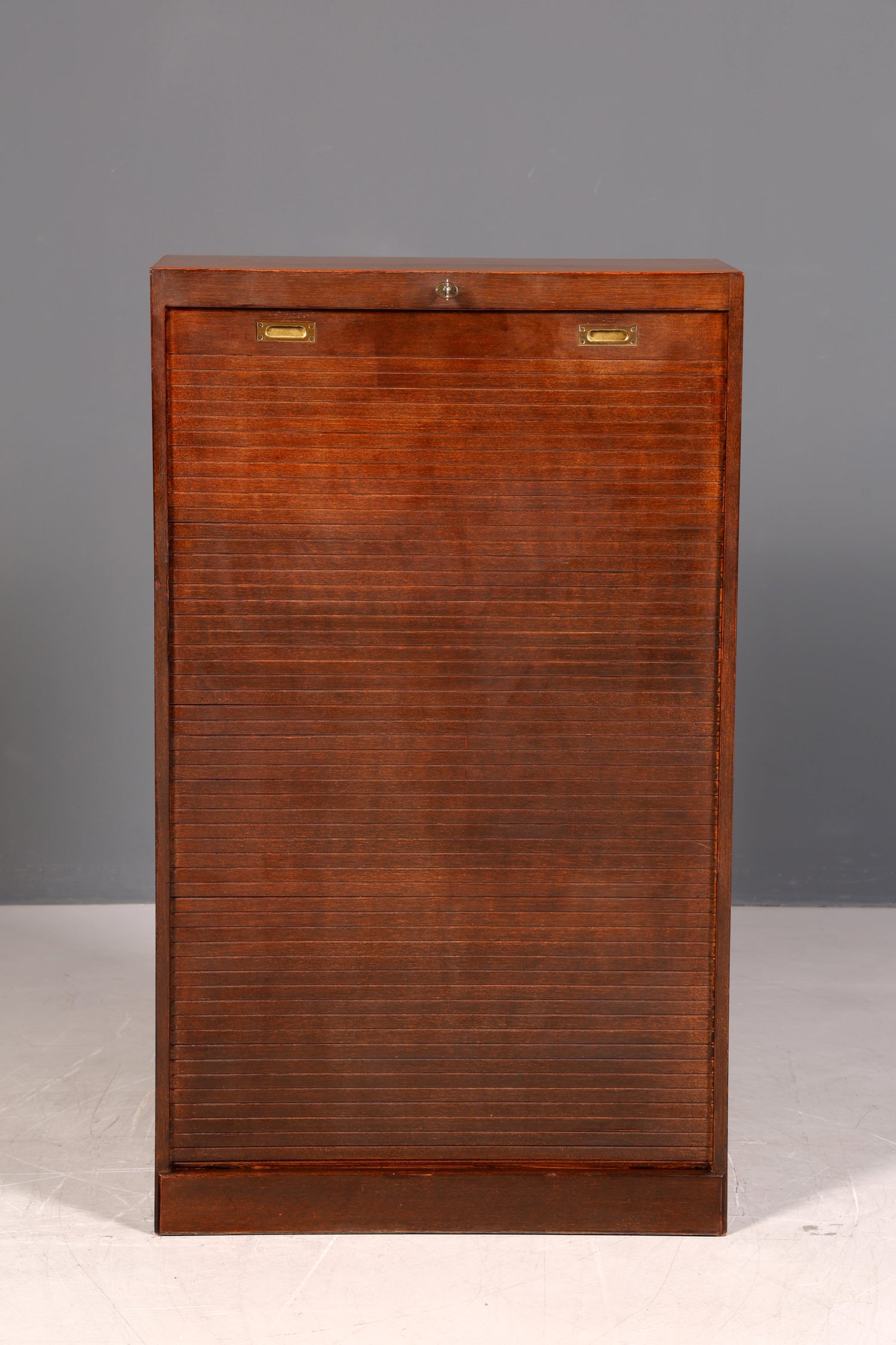 Schlichter Mid Century Rollladenschrank Bauhaus Apothekerschrank Art Deco Aktenschrank Büroschrank