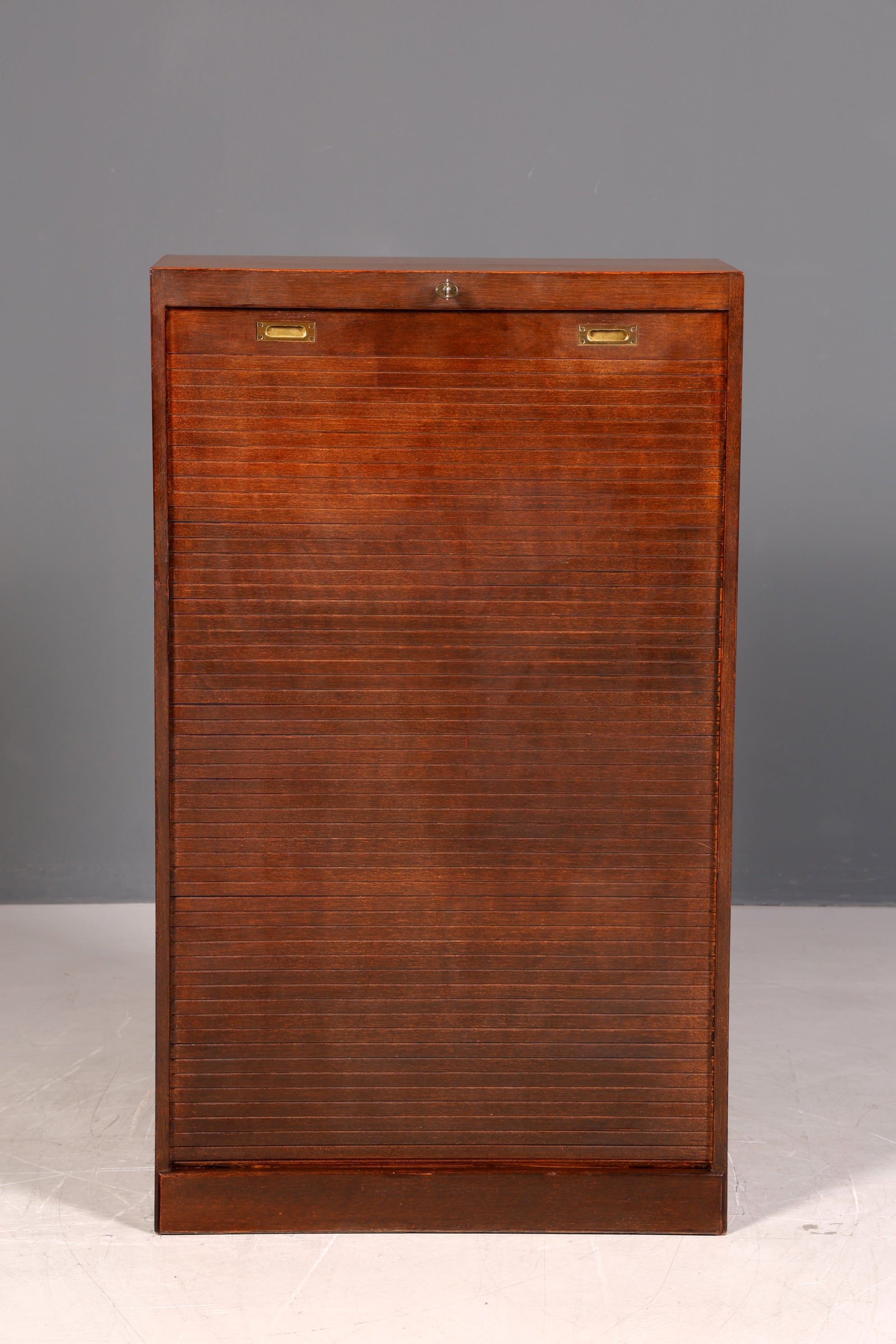 Schlichter Mid Century Rollladenschrank Bauhaus Apothekerschrank Art Deco Aktenschrank Büroschrank