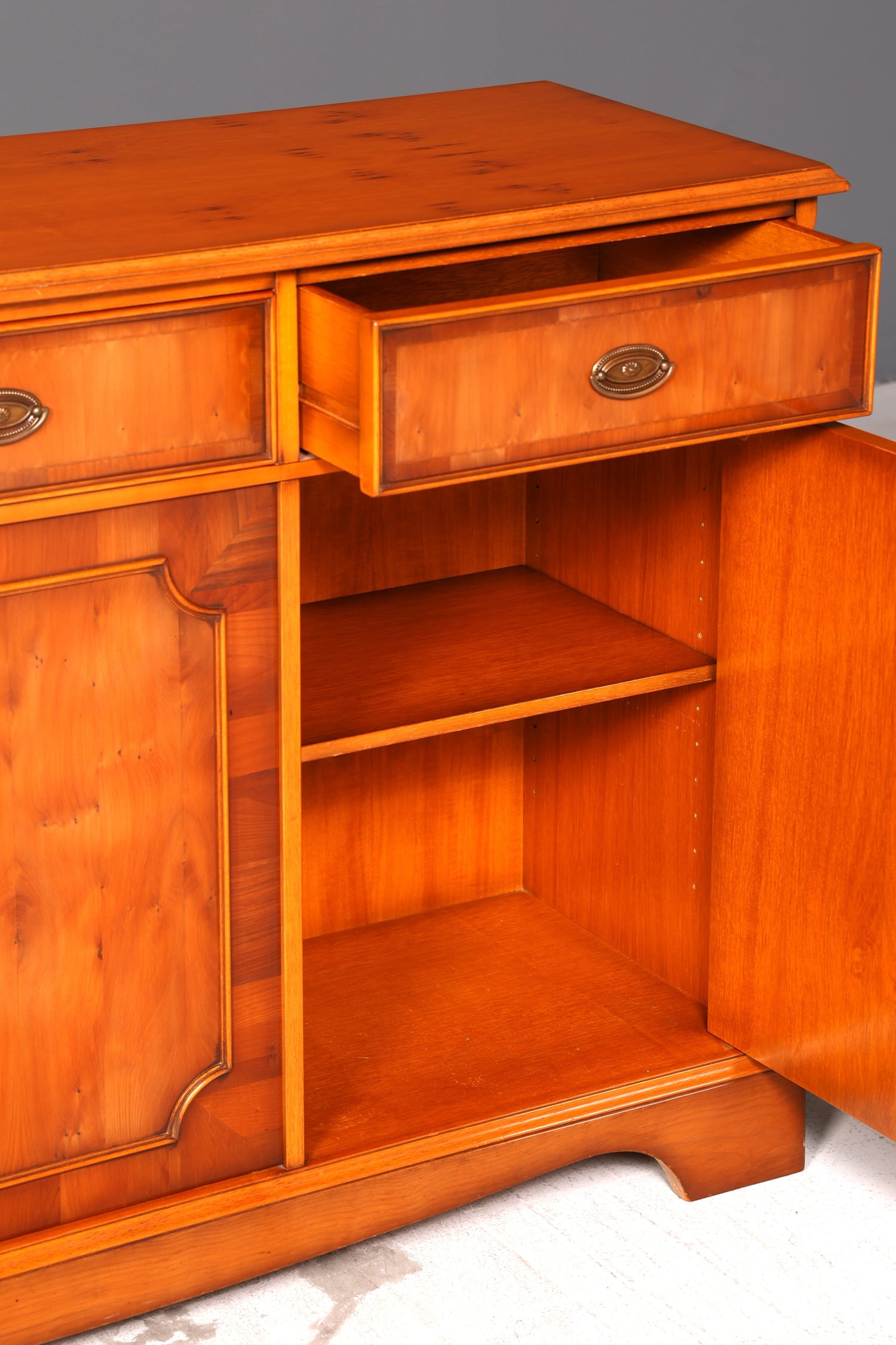Traumhaftes Englisches Sideboard Original Heldense Eibe Buffet Schrank Anrichte