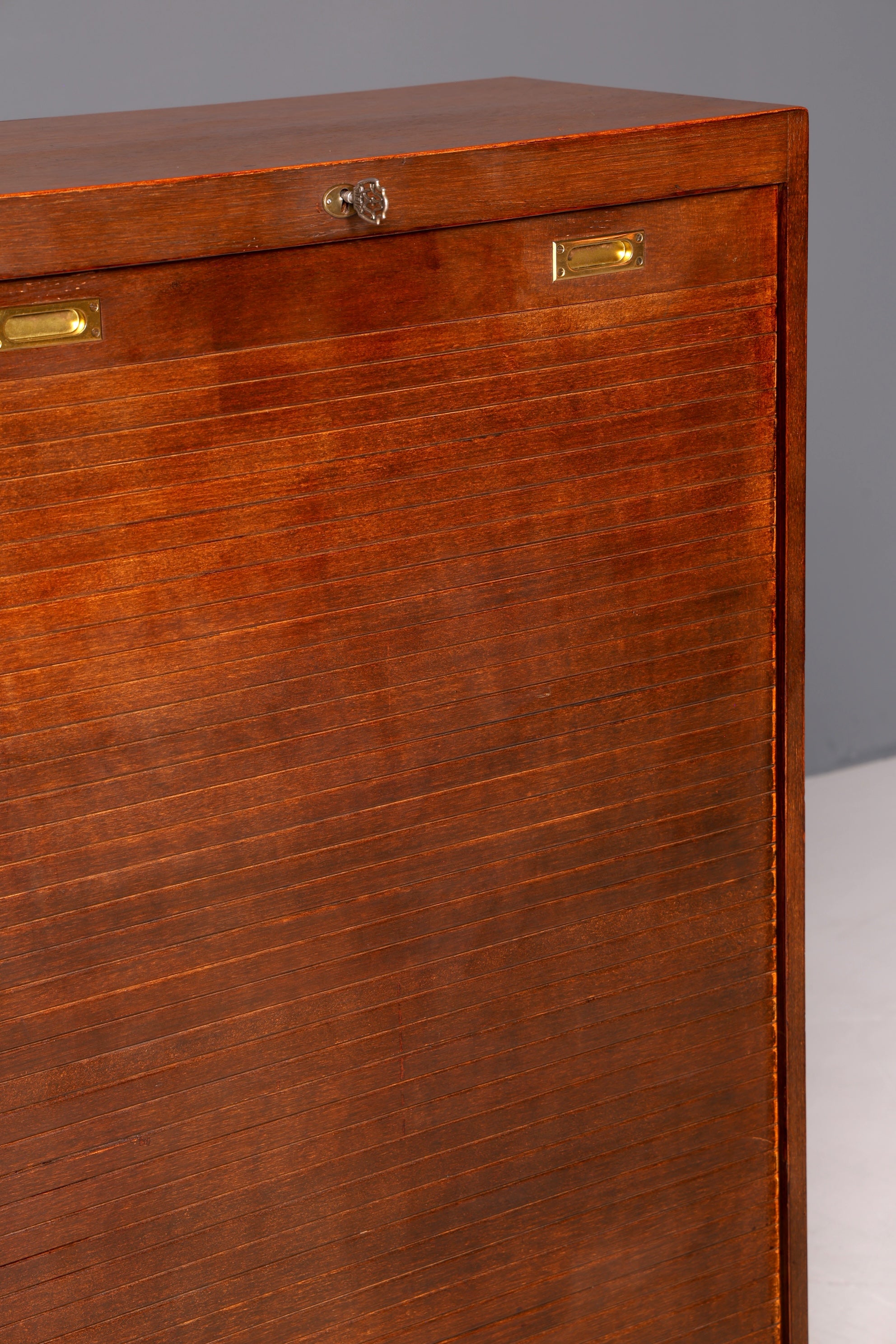 Schlichter Mid Century Rollladenschrank Bauhaus Apothekerschrank Art Deco Aktenschrank Büroschrank