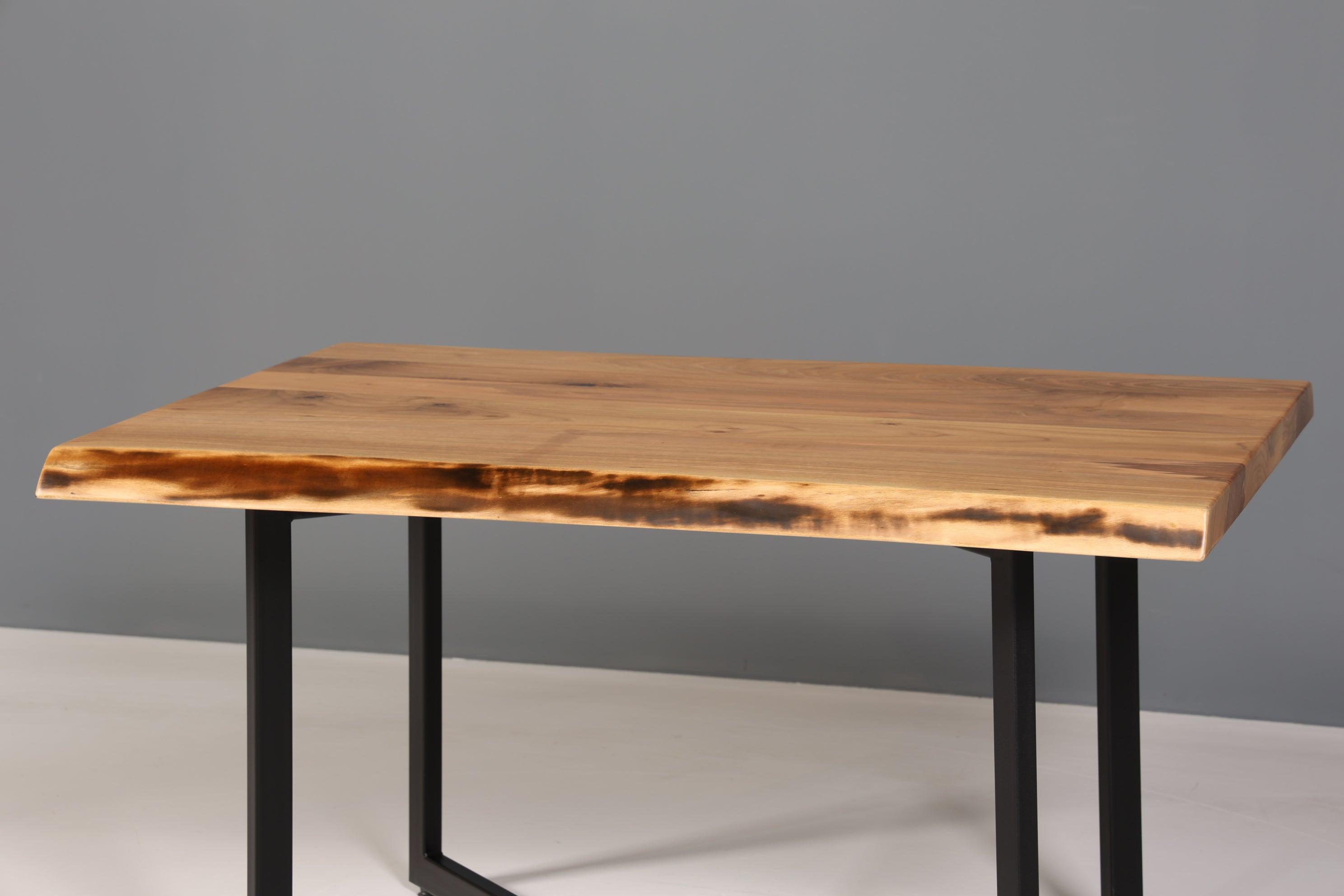 Stilvoller Nussbaum Tisch 140cm-90cm Esszimmer Tisch Baumkanten Platte massiv Holz Küchentisch