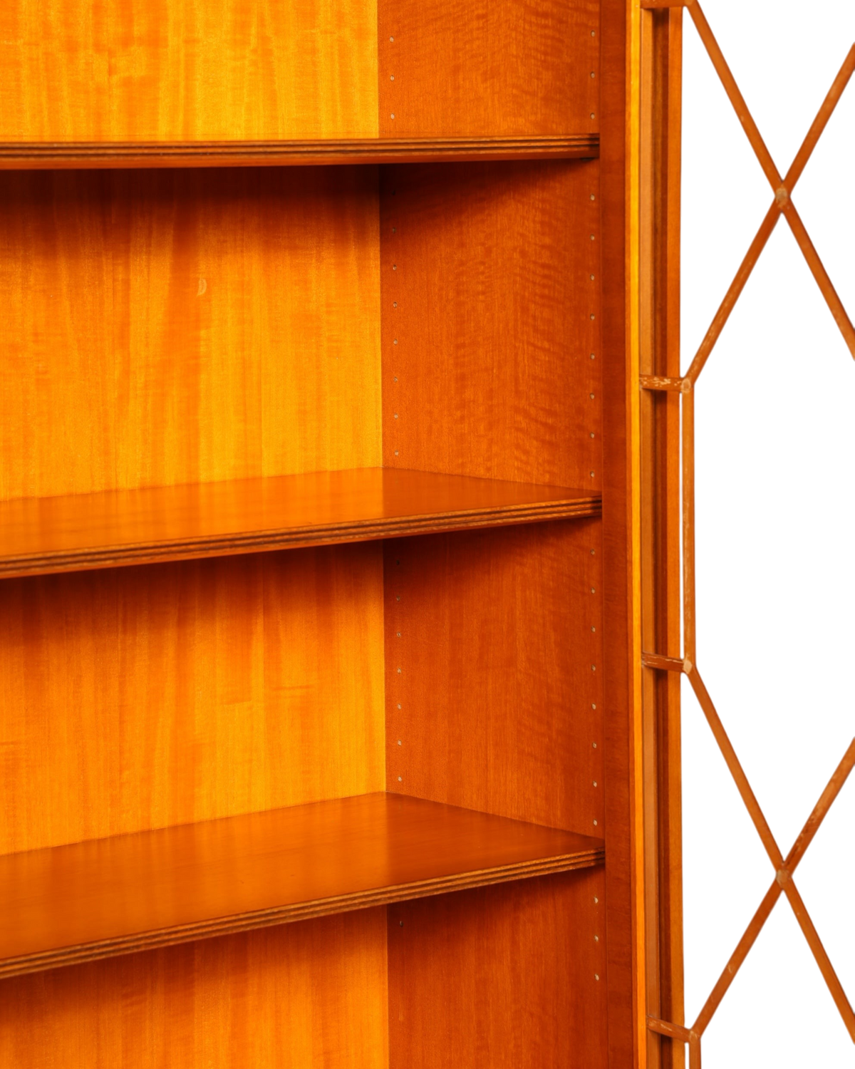 Hauptstadt Möblerei Heldense Vitrine aus Eibe mit verstellbaren Regalböden und filigraner Sprossentür aus Glas