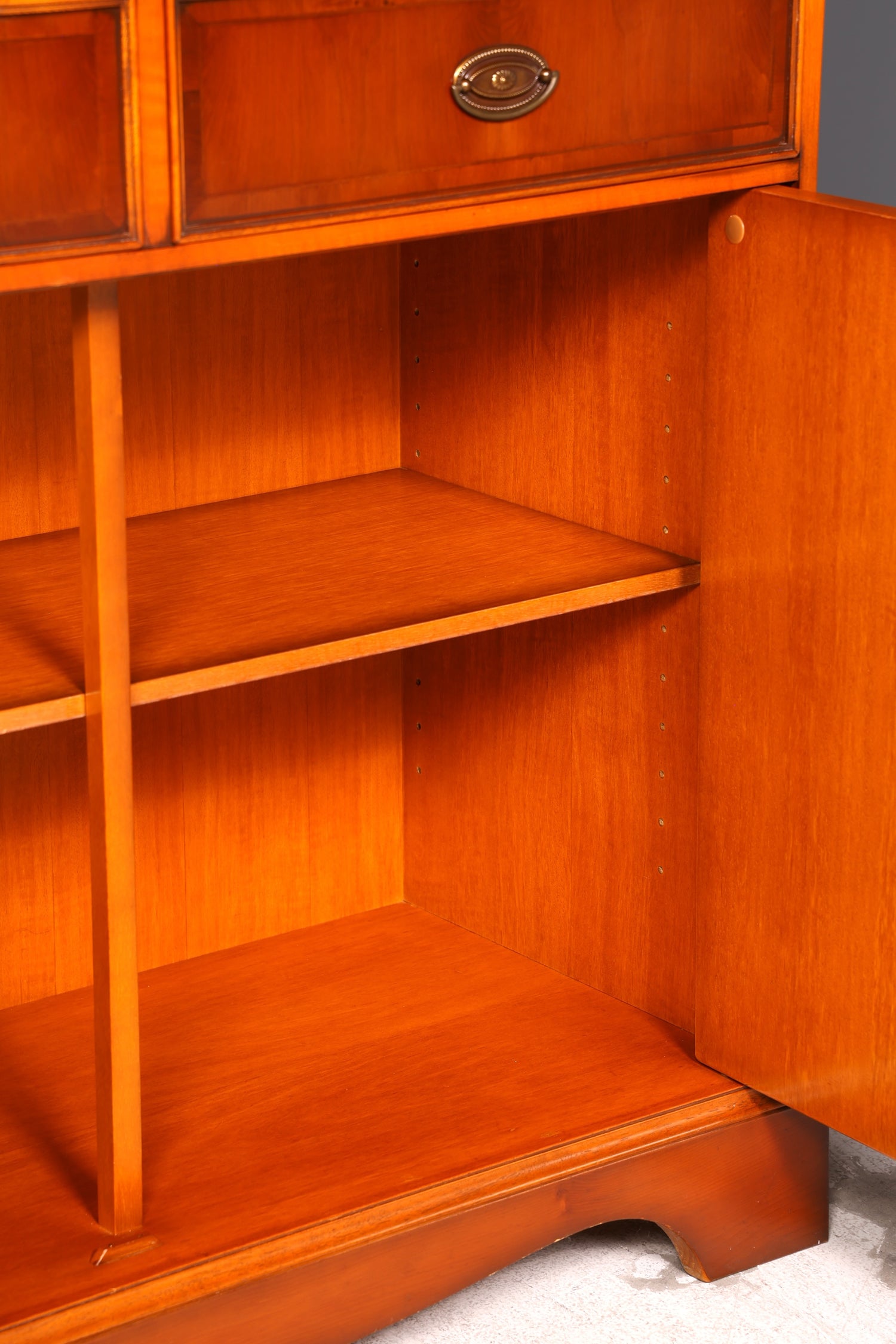 Wunderschöne Original Heldense Vitrine Eibe Bücherschrank Glasvitrine Buffet Schrank