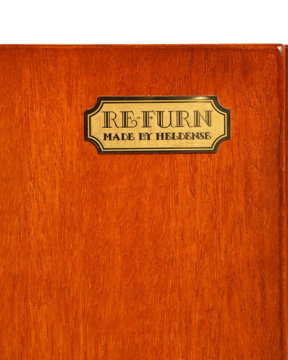 Hauptstadt Möblerei Heldense Eibe Vitrine Herstellerschild aus Messing auf hochwertigem Eibenholz