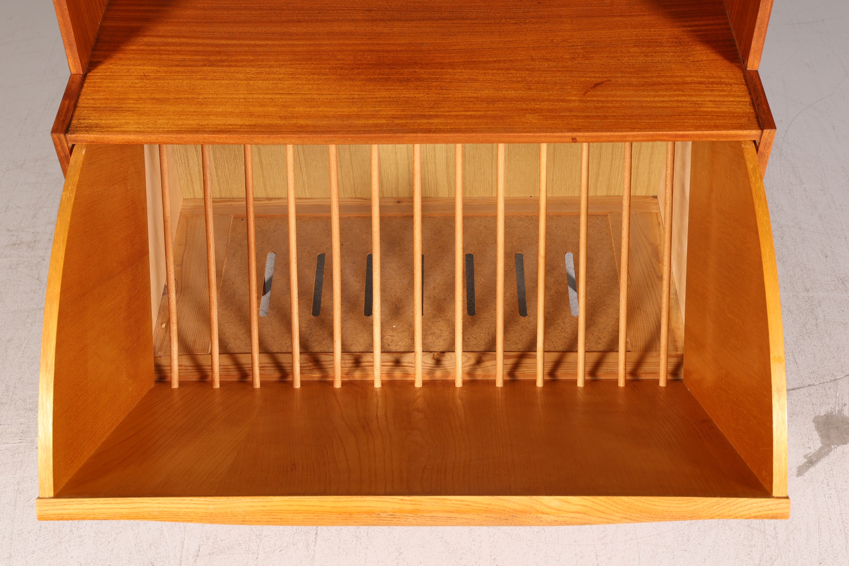 Wunderschönes Mid Century Regal Bücherregal Vintage Highboard Schrank Klapprschrank Holz 60s
