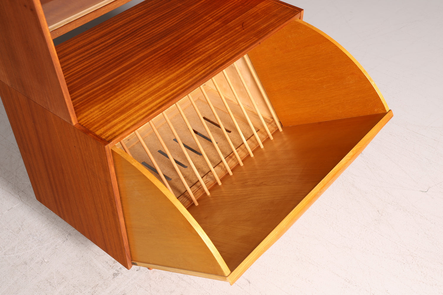 Wunderschönes Mid Century Regal Bücherregal Vintage Highboard Schrank Klapprschrank Holz 60s