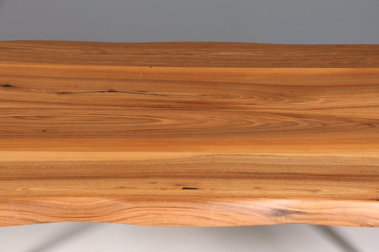 Beeindruckender Nussbaum Tisch 180cm-95cm Esszimmer Tisch Baumkanten Platte massiv Holz Küchentisch