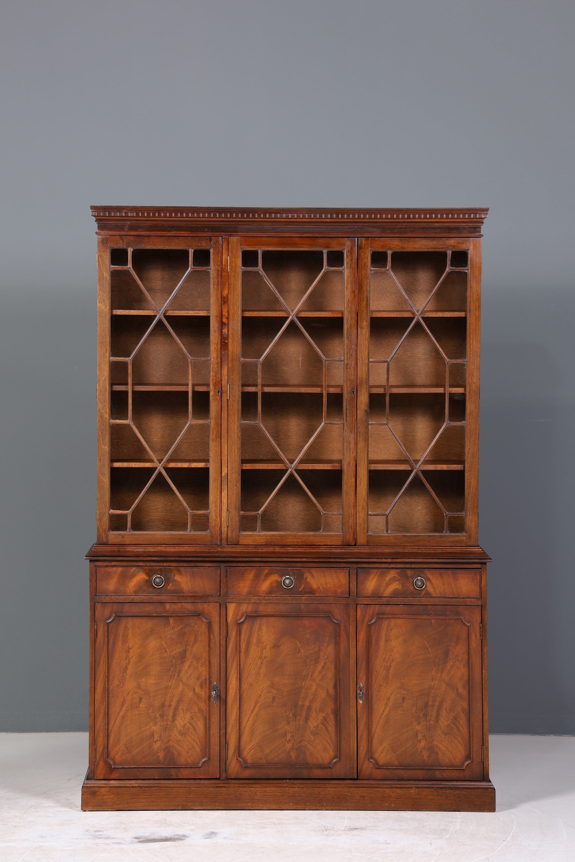 Stilvolle Englische Vitrine Bibliothek Bücherschrank UK Buffet Schrank 60s Jahre