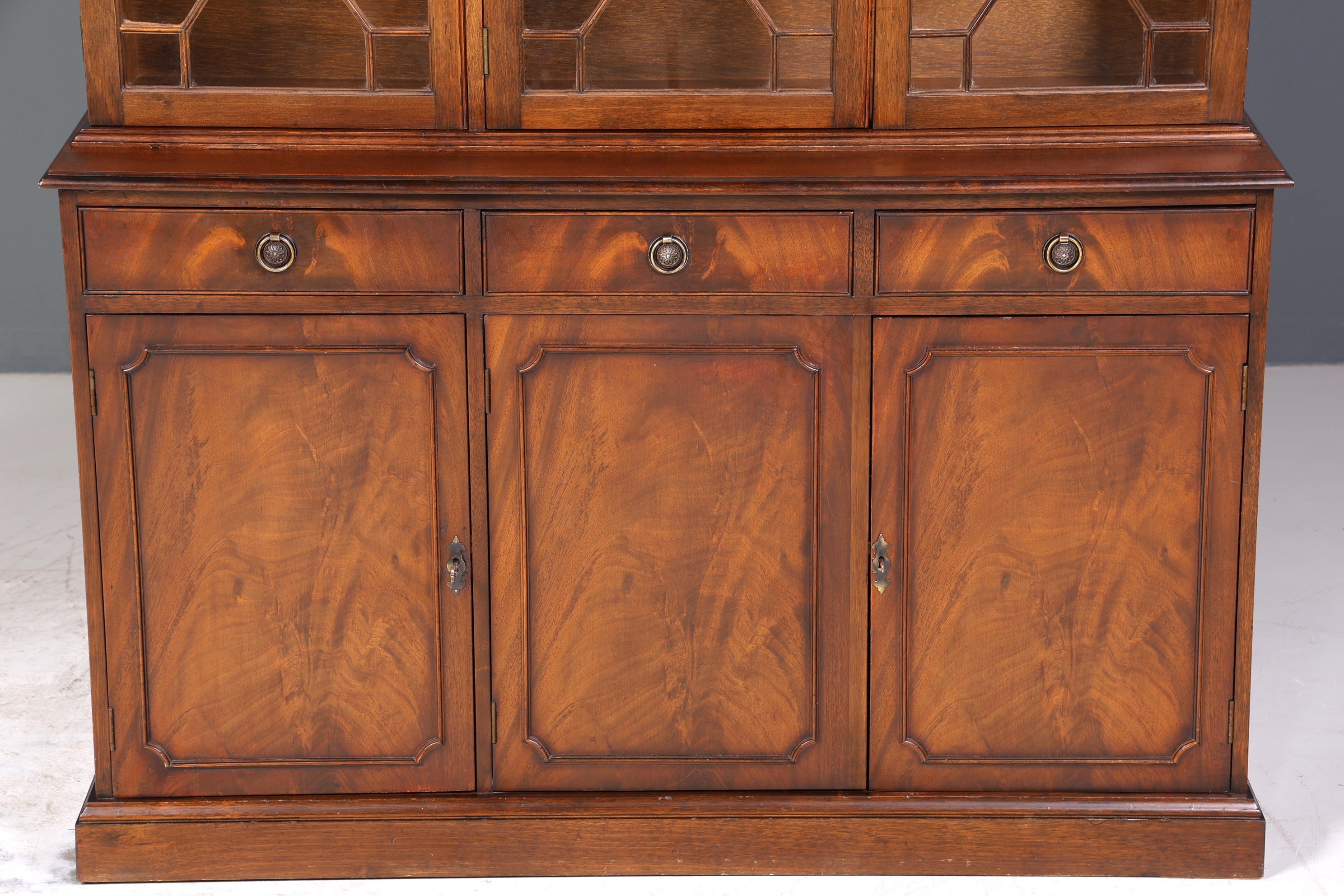 Stilvolle Englische Vitrine Bibliothek Bücherschrank UK Buffet Schrank 60s Jahre