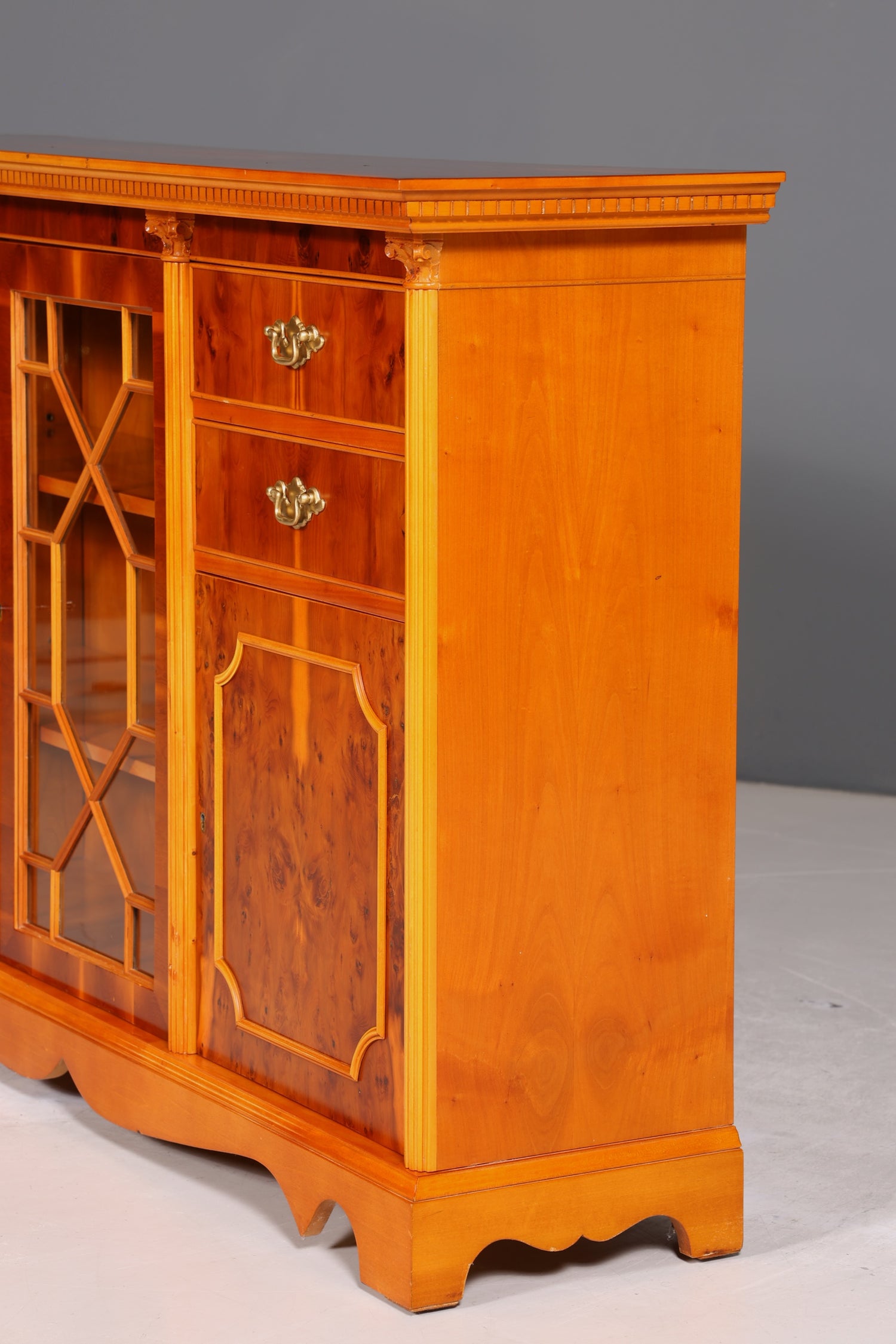 Wunderschönes Englisches Sideboard echt Holz Eibe Vitrine Antik Regal Schrank