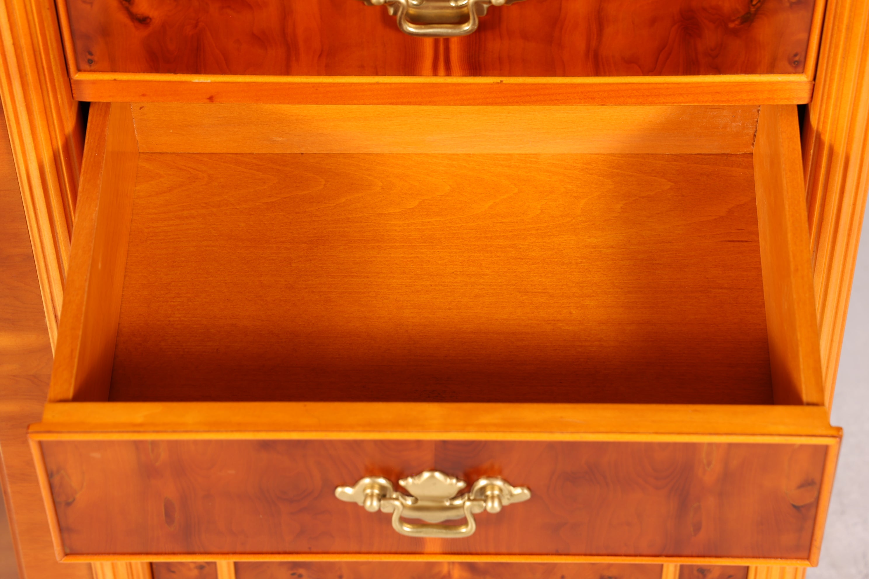 Wunderschönes Englisches Sideboard echt Holz Eibe Vitrine Antik Regal Schrank