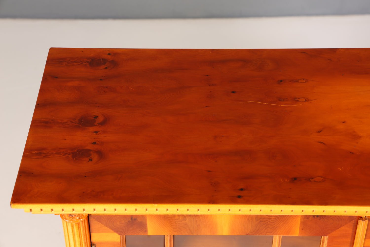 Wunderschönes Englisches Sideboard echt Holz Eibe Vitrine Antik Regal Schrank