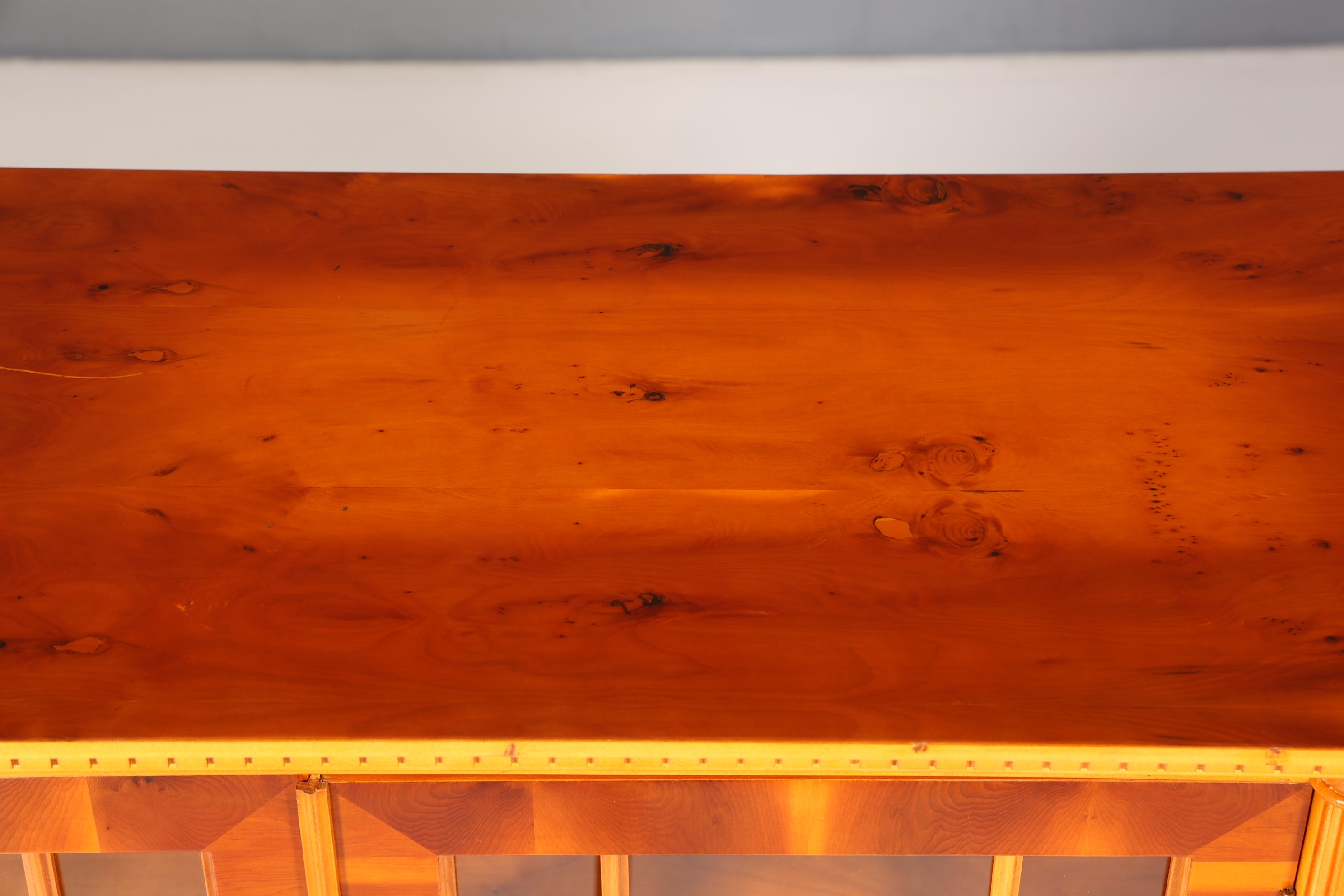 Wunderschönes Englisches Sideboard echt Holz Eibe Vitrine Antik Regal Schrank