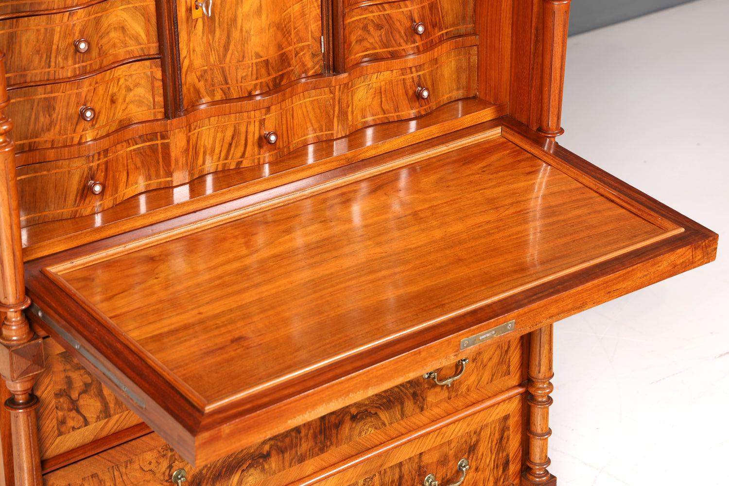 Traumhafter Louis Philippe Sekretär um 1870 Vertiko Nussbaum Highboard Kommode Sekretär Schrank