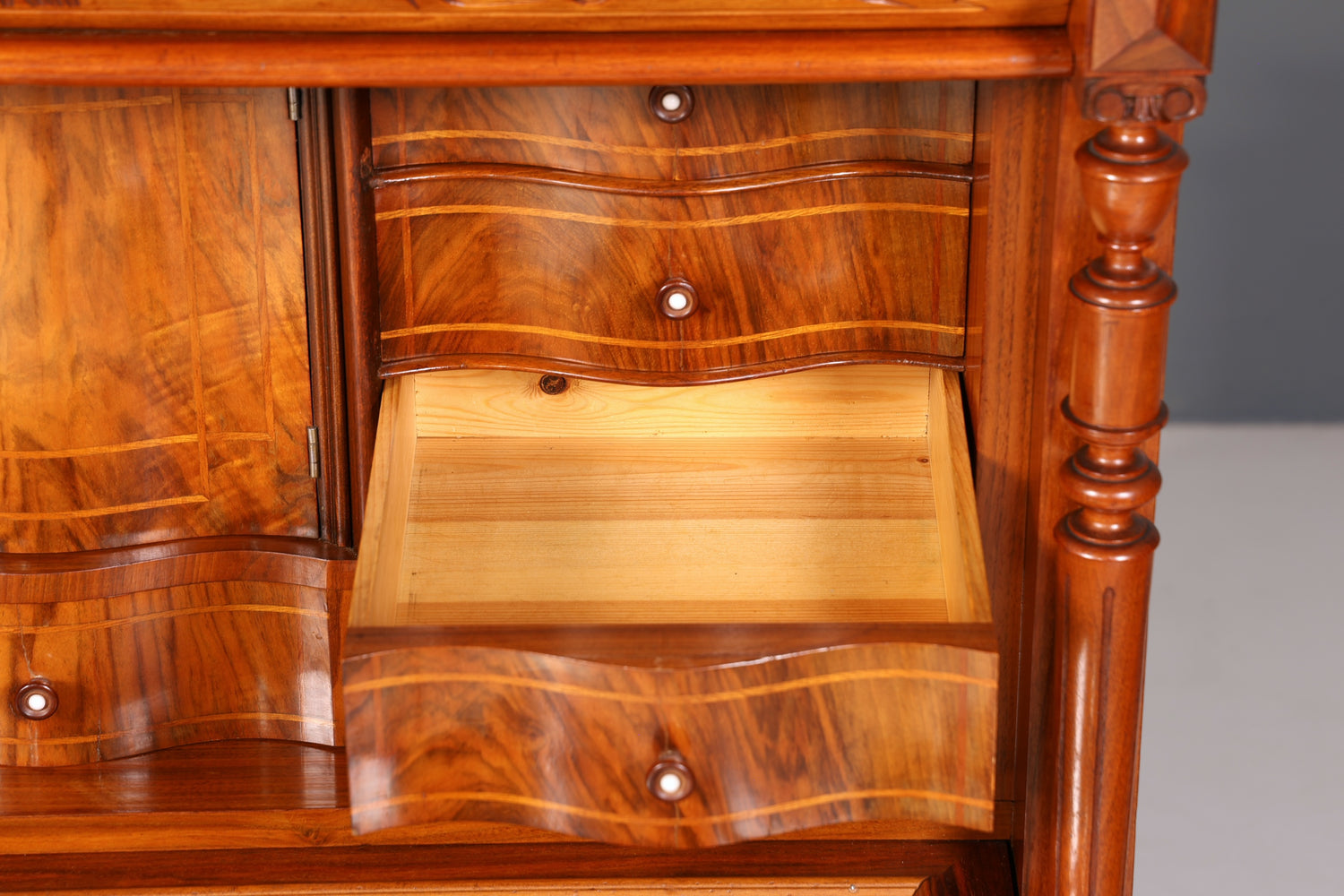 Traumhafter Louis Philippe Sekretär um 1870 Vertiko Nussbaum Highboard Kommode Sekretär Schrank