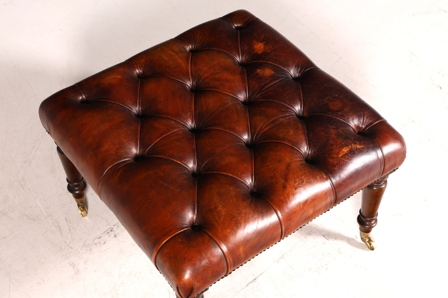 Original Chesterfield Hocker echt Leder Englischer Fusshocker UK Englisch Fussablage
