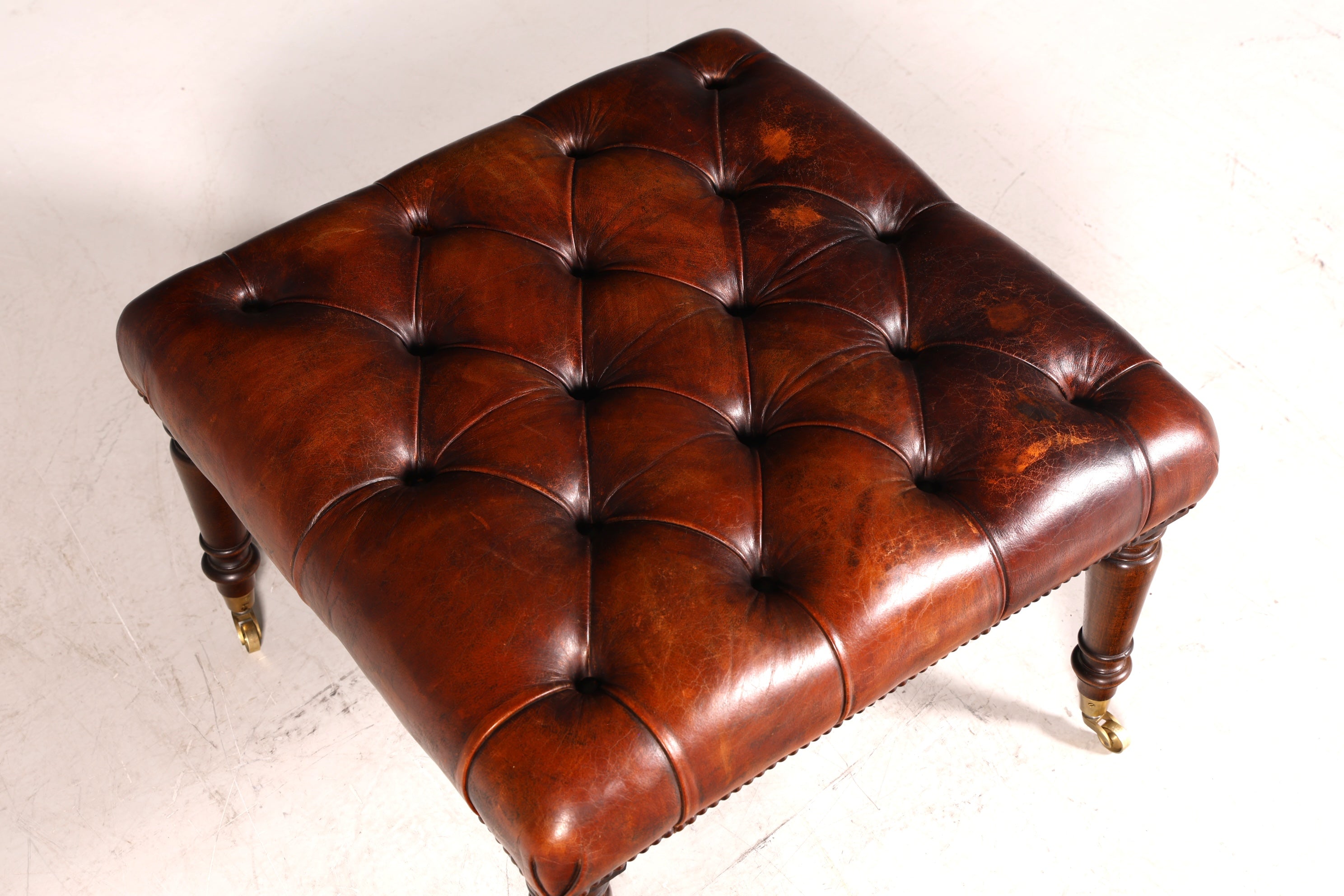 Original Chesterfield Hocker echt Leder Englischer Fusshocker UK Englisch Fussablage