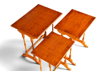 Hauptstadt Möblerei antikes englisches 3er Satztisch-Set aus Eibenholz mit dekorativer Maserung und filigranem Design