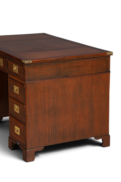 Hauptstadt Möblerei englischer Schreibtisch im Military-Chest-Design aus Holz mit brauner Echtlederauflage