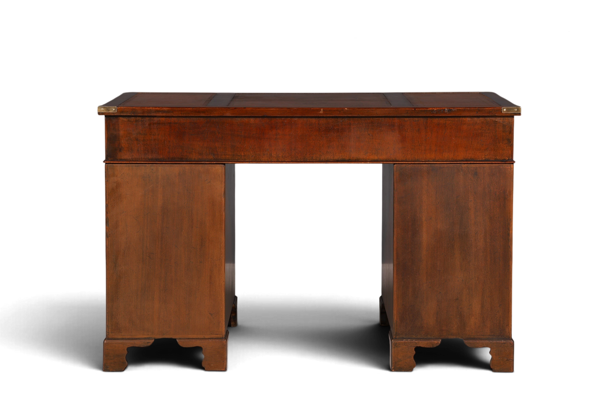 Hauptstadt Möblerei englischer Schreibtisch im Military-Chest-Design aus Holz mit brauner Echtlederauflage