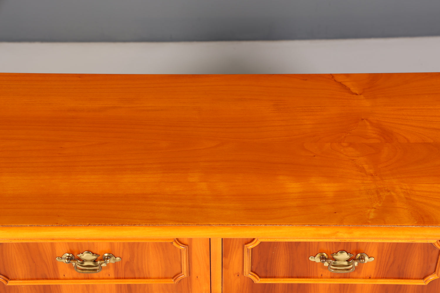 Traumhaftes Englisches Sideboard Eibe Schrank Antik Stil Buffetschrank Kommode