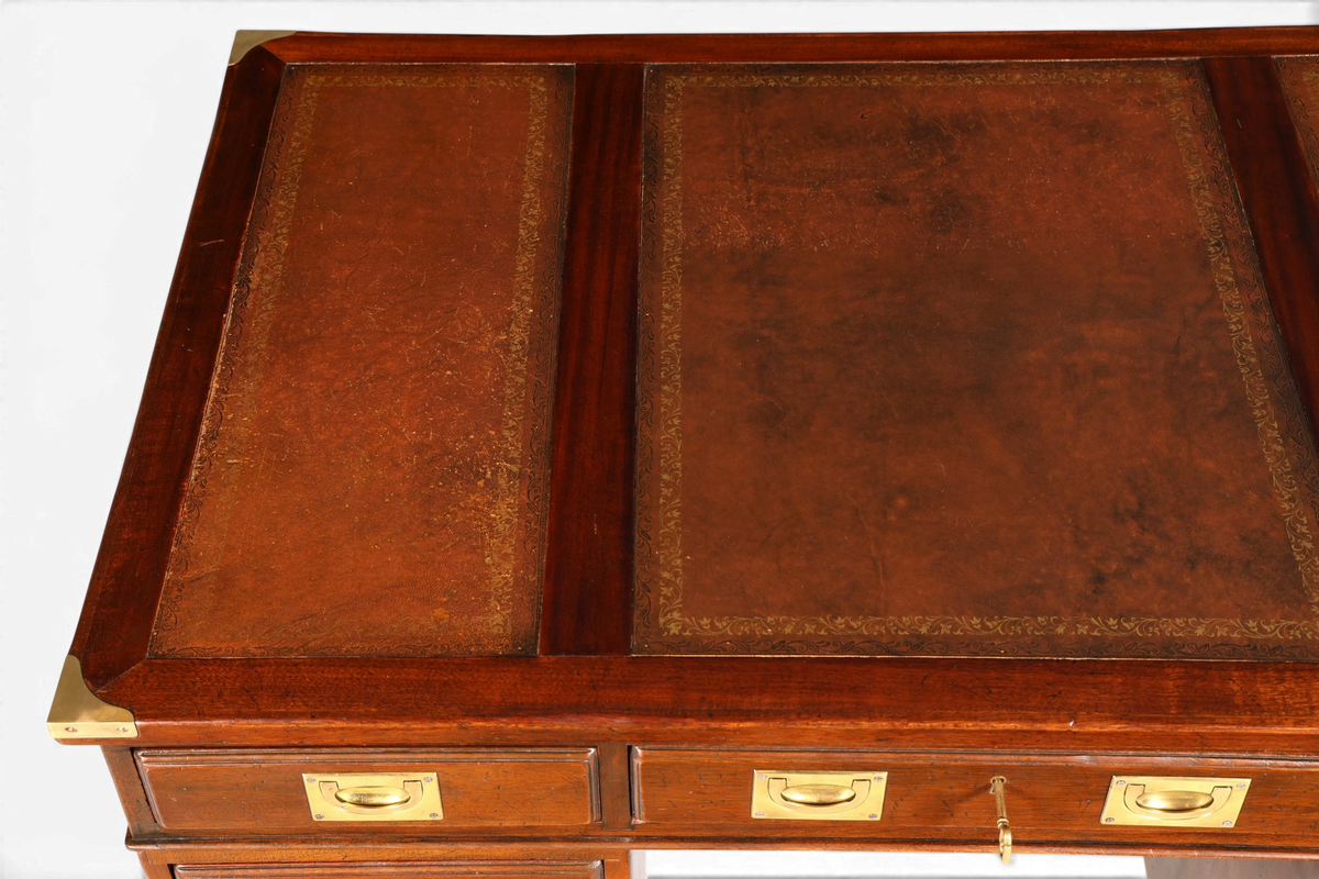 Hauptstadt Möblerei englischer Schreibtisch im Military-Chest-Design mit brauner Echtlederauflage und Messingbeschlägen