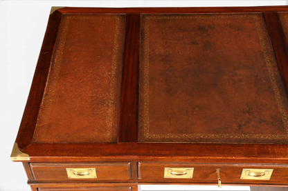 Hauptstadt Möblerei englischer Schreibtisch im Military-Chest-Design mit brauner Echtlederauflage und Messingbeschlägen
