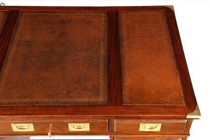 Hauptstadt Möblerei englischer Schreibtisch im Military-Chest-Design mit brauner Echtlederauflage und Messingbeschlägen