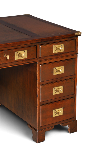 Hauptstadt Möblerei englischer Military Chest Schreibtisch aus Holz mit brauner Lederauflage und Messingbeschlägen