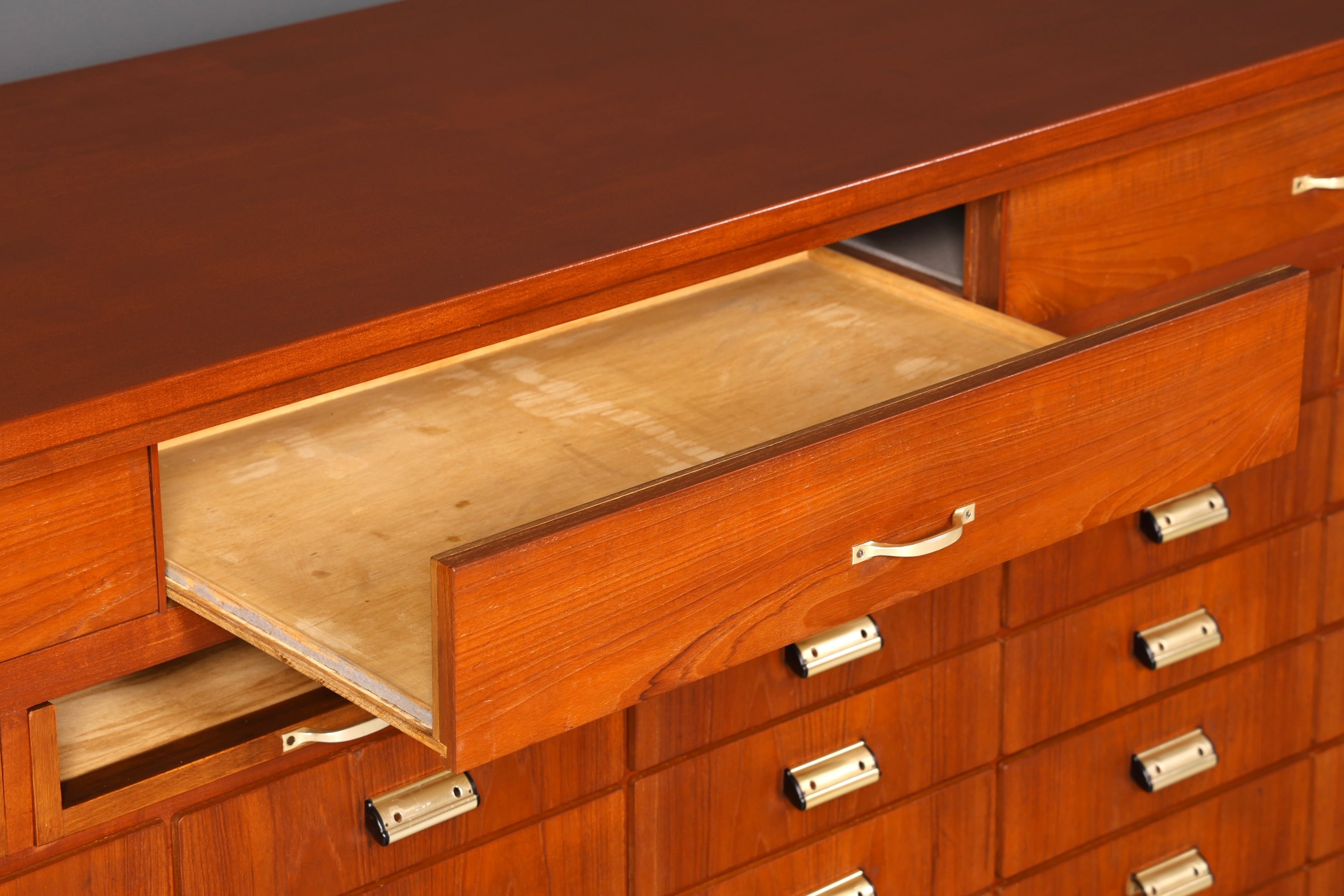 Beeindruckende XXL Mid Century Kommode Vintage Bauhaus Apotheker Schrank Retro Schubladenkommode