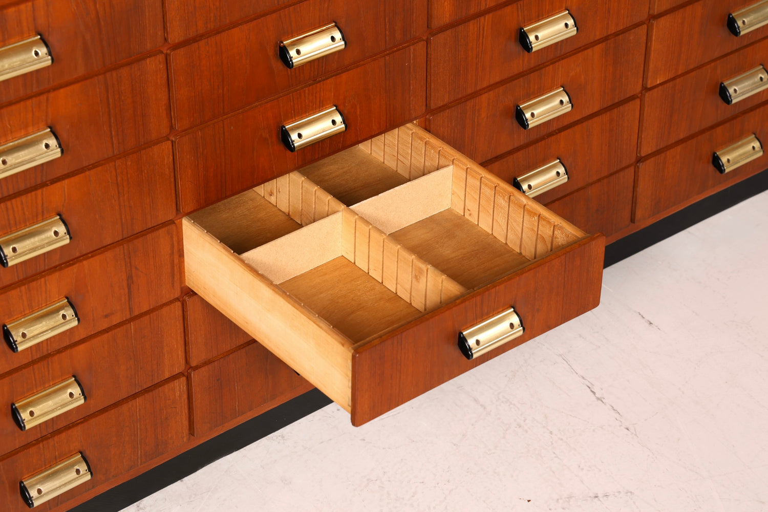 Beeindruckende XXL Mid Century Kommode Vintage Bauhaus Apotheker Schrank Retro Schubladenkommode