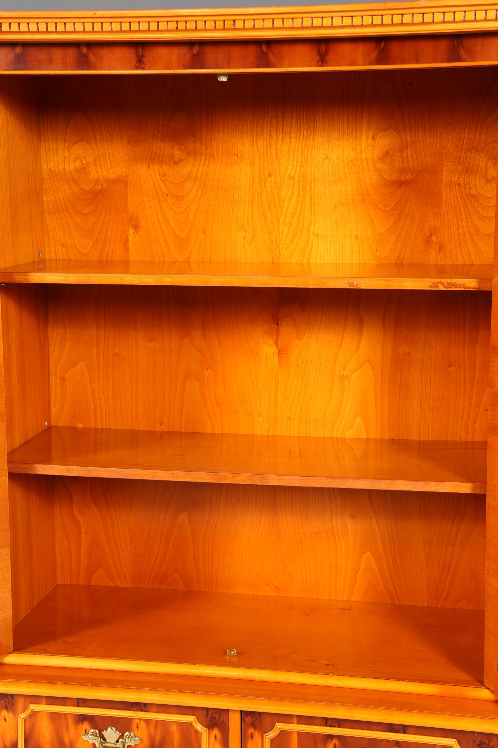 Traumhafte Englische Vitrine Bücherschrank Buffet Antik Stil Englisch Eibe Glasvitrine Bibliothek