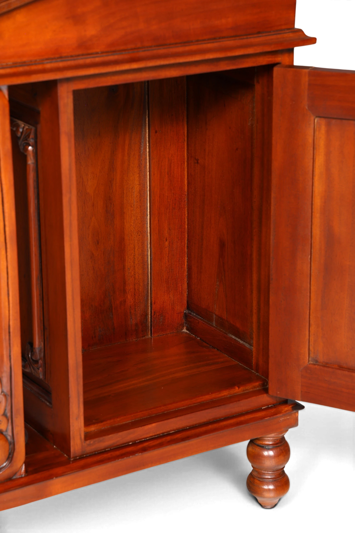 Hauptstadt Möblerei englischer Davenport Schreibtisch aus Holz mit offenem Fach und Schubladendetails im Vintage Stil