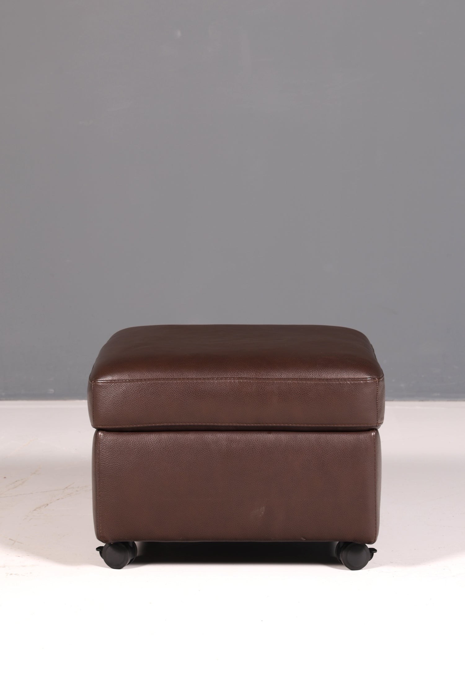 Beautiful Stressless E200 corner sofa in genuine brown leather with chaise longue, footstool, and vintage leather upholstery.