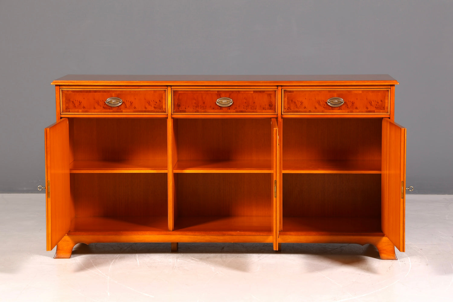 G139 Finish HELDENSE Wunderschönes Englisches Sideboard Eibe Schrank Antik Stil Buffetschrank Kommode