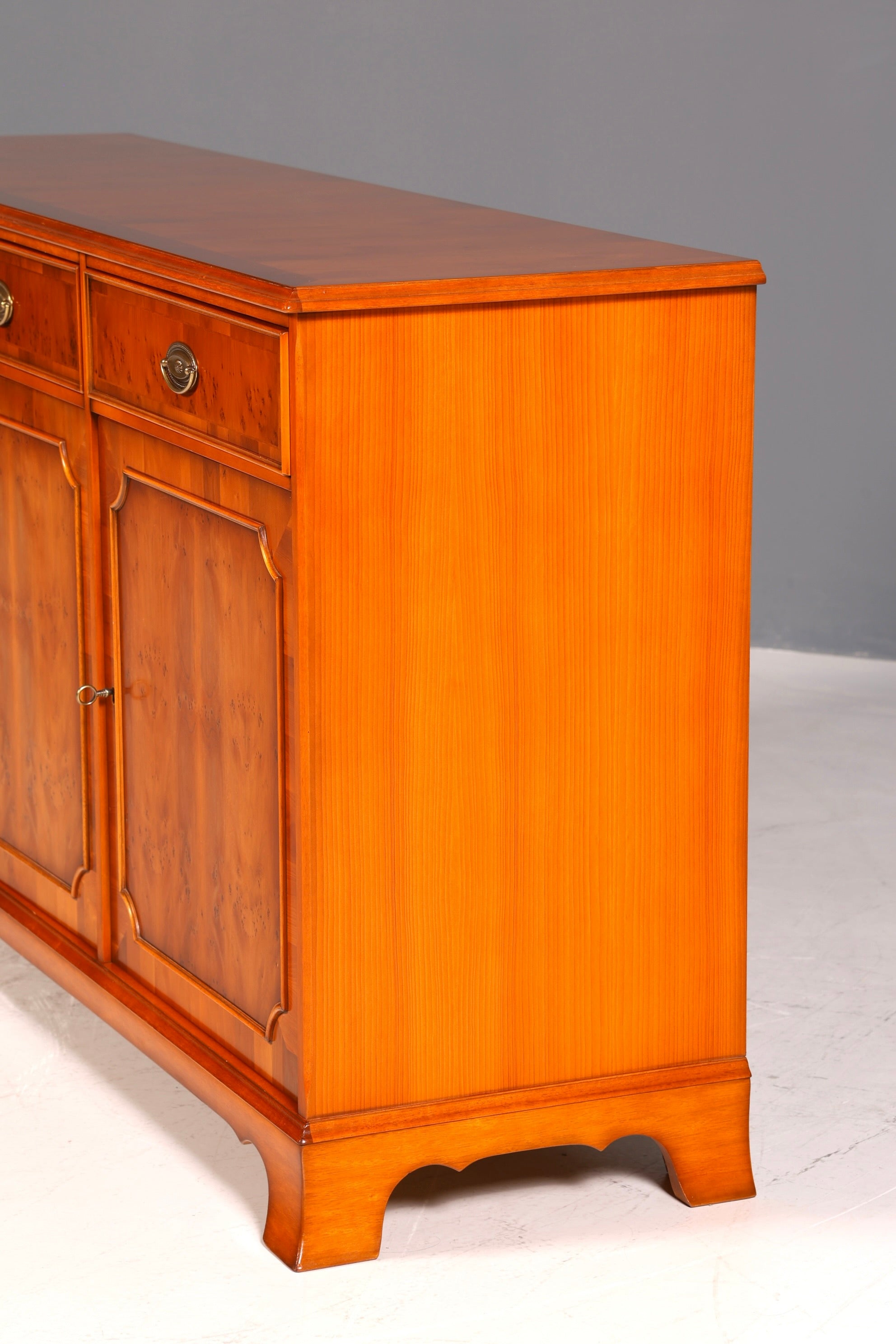 G139 Finish HELDENSE Wunderschönes Englisches Sideboard Eibe Schrank Antik Stil Buffetschrank Kommode